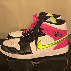 Jordan 1 Mid SE MINT Condition.  Men’s size 9. Pink/Black/Green/Blue